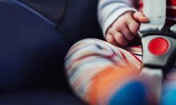 Üvey annesi tarafından 9 saat boyunca arabada unutulan bebek hayatını kaybetti